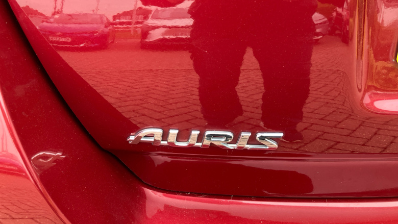 Toyota Auris 1.8 Hybrid Icon Tech TSS 5dr CVT Hybrid Estate